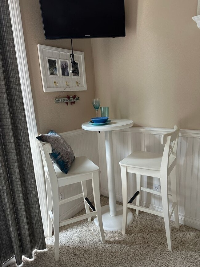 Foto del edificio - Roommate Wanted - First Floor Bedroom w/ P...