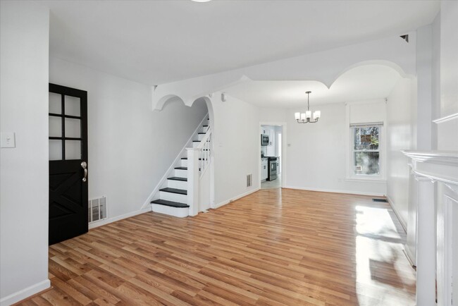 Building Photo - Newly Renovated 3-Bedroom Townhouse in Sha...