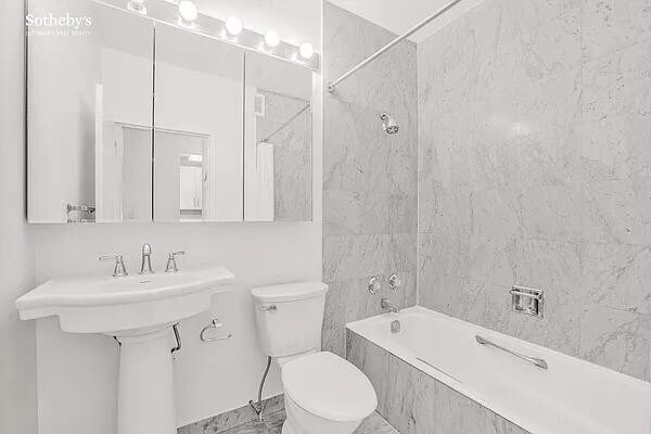 Foto del edificio - 380 Rector Pl