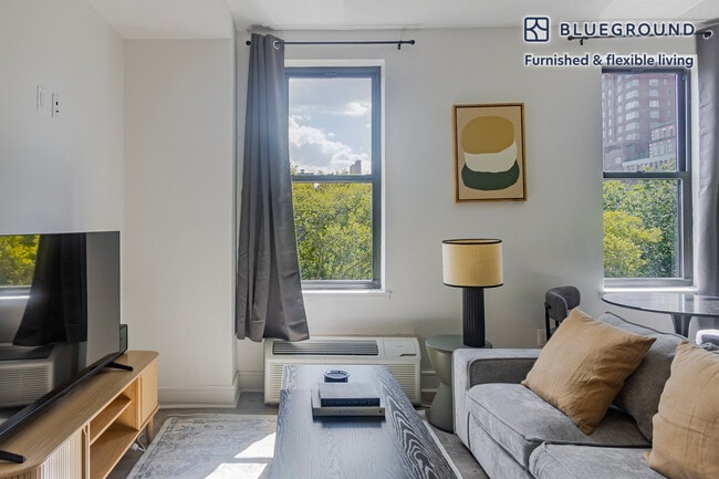 Building Photo - 45 W 81st St