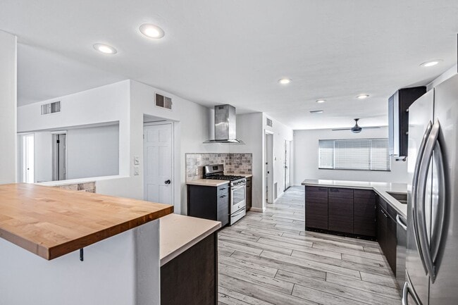 Building Photo - Now Leasing & Ready for immediate move in! HUGE POOL – Fully Updated Scottsdale Home!