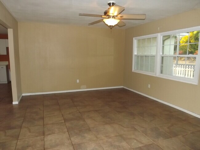 Building Photo - Beautiful 3 bed 2 bath home with a Huge Ba...