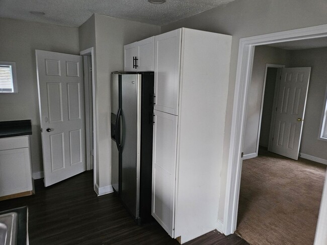 Building Photo - Newly Renovated Unit