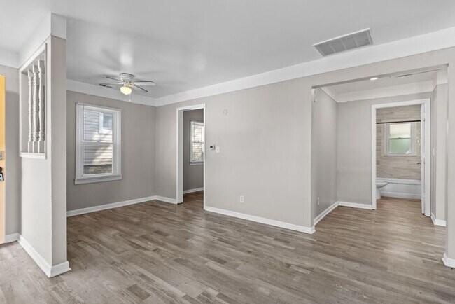 Foto del edificio - Beautifully Updated Ranch with large back ...
