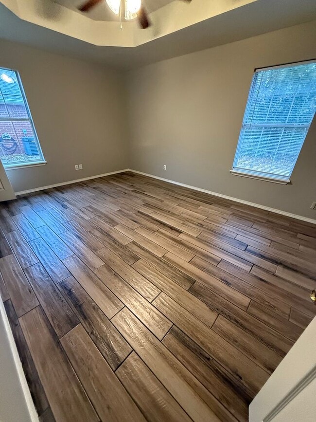 Building Photo - 3 Bed 2 Bath House with 2 Car Garage.  Has Gas Heat & Hot Water