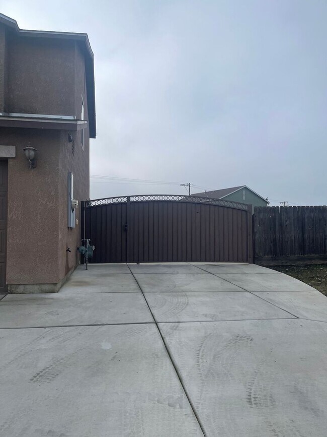 Building Photo - Charming home in desirable neighborhood.