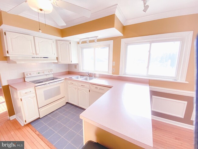 Foto del edificio - 300 Oak Ln E