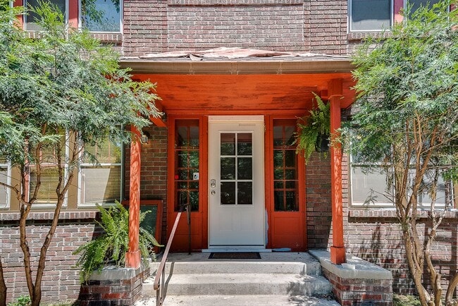 Building Photo - 663 Lincoln Ave