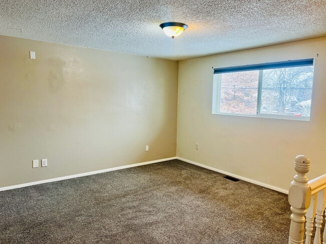 Building Photo - Half of a Duplex Available - 4 Bedroom 2 Bathroom in Lakewood **Move-In Special**