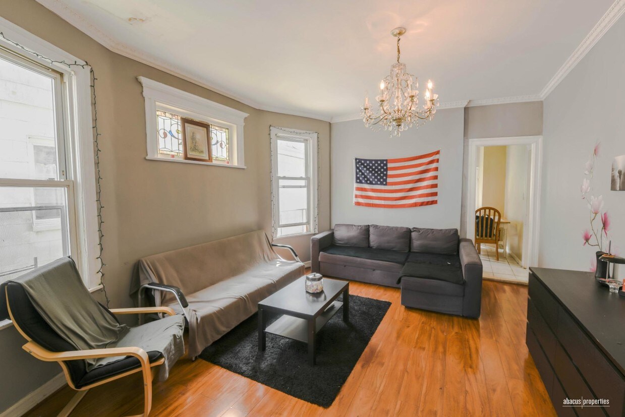 Primary Photo - 514 E 8th St