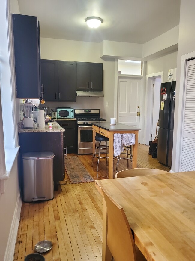 Building Photo - 2511 W Augusta Blvd