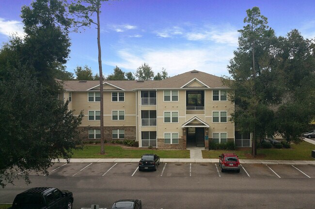 Building Photo - Beautiful 2 Bedroom, 2 Bathroom, wood floors!