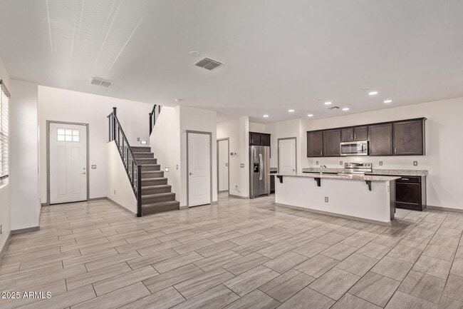Building Photo - 905 S Canal Dr