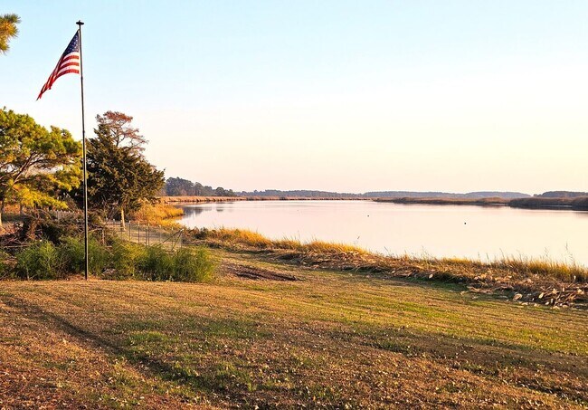 Foto del edificio - 252 Hickory Point Rd