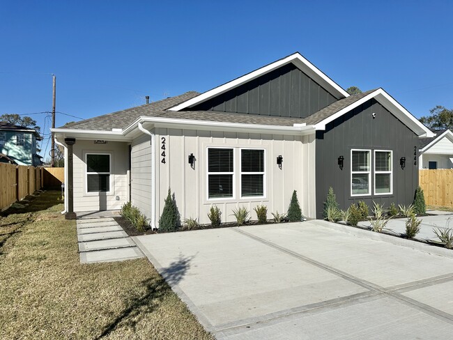 Foto del edificio - 2444 Carmel St