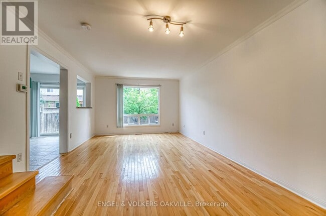 Building Photo - 1121 Barclay Cir