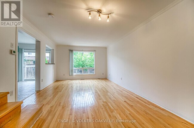 Photo du bâtiment - 1121 Barclay Cir