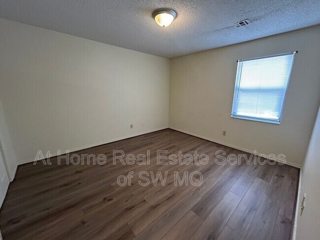 Building Photo - 900 S Crutcher Ave