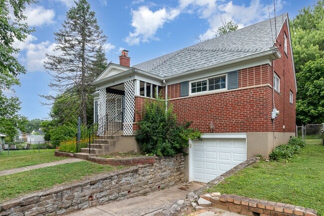 Foto del edificio - Stunningly Renovated 4 Bedroom 1 Bathroom ...
