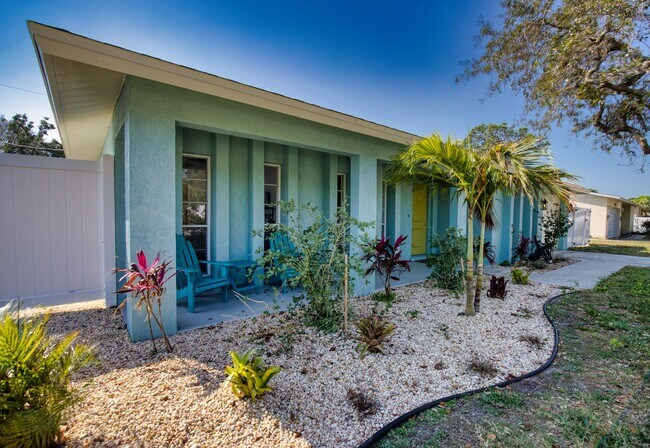 Building Photo - ANNUAL POOL Home in South Venice - Unfurni...