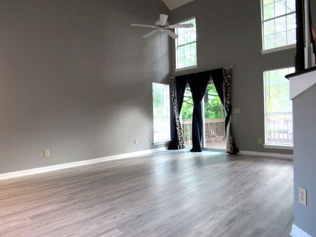 Foto del edificio - Beautiful 3 bed 2.5 bath Franklin Home