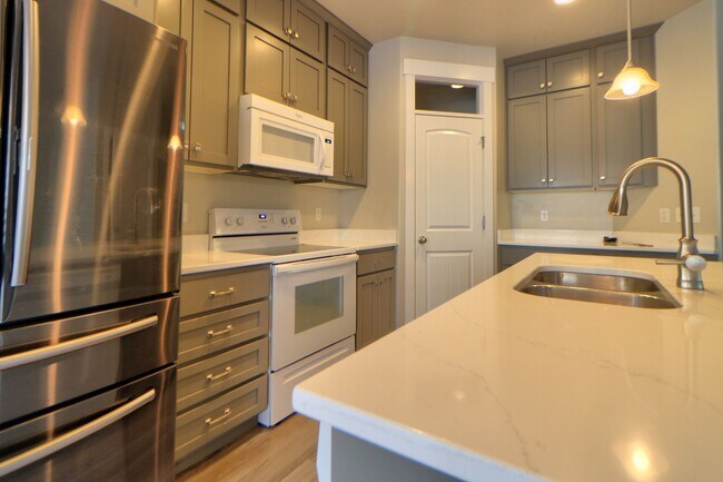 Foto del edificio - FIRST MONTH DISCOUNT - Pet friendly Herriman Townhome