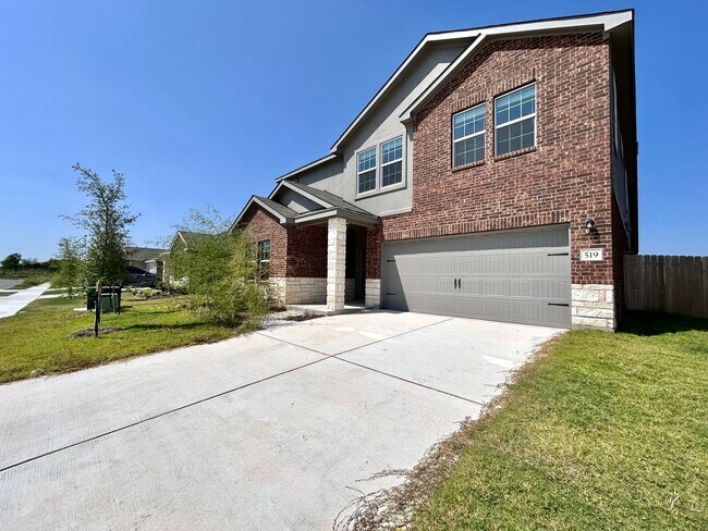 Building Photo - Large 5/BR 3/BA Home – Perfect for Comfort...