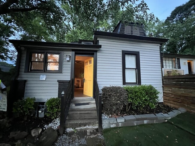 Photo - 1077 Hampton St NW House