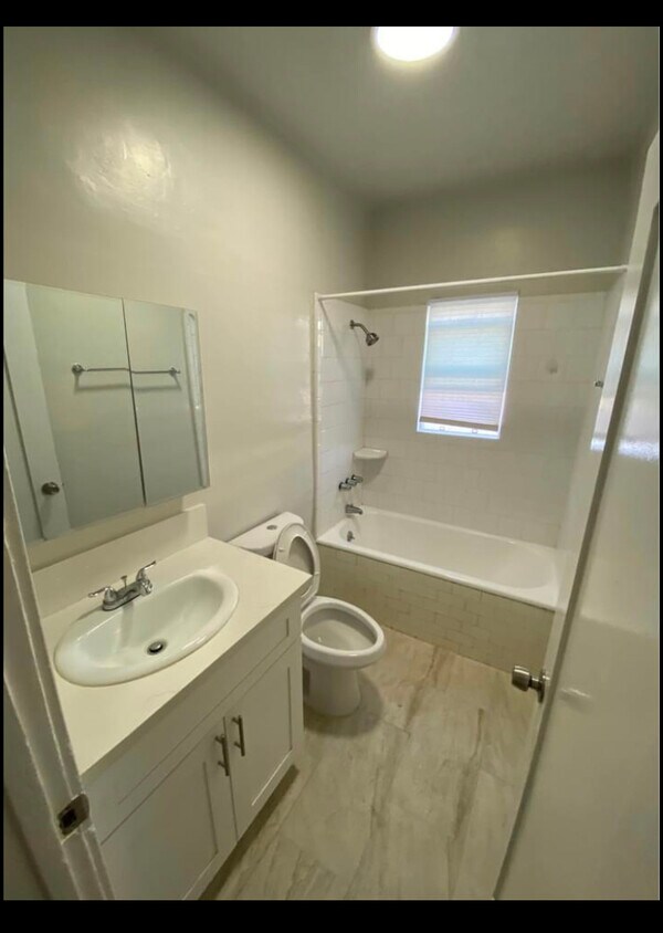 Building Photo - 802 Hilldale Ave