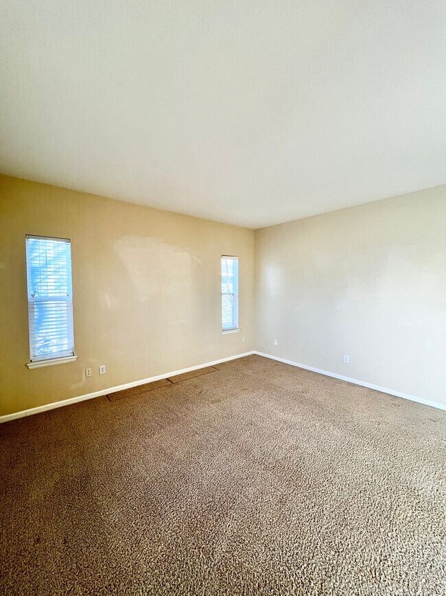 Building Photo - 4 bed, 3 bath Home in Huntington Hills Nei...