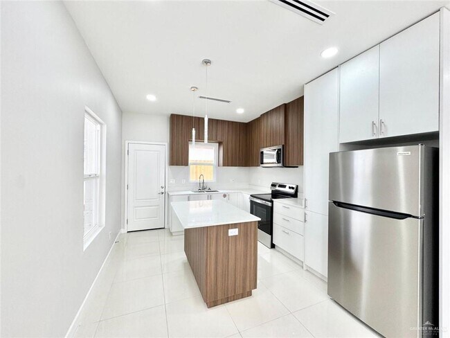 Building Photo - 14 Larkspur Ave