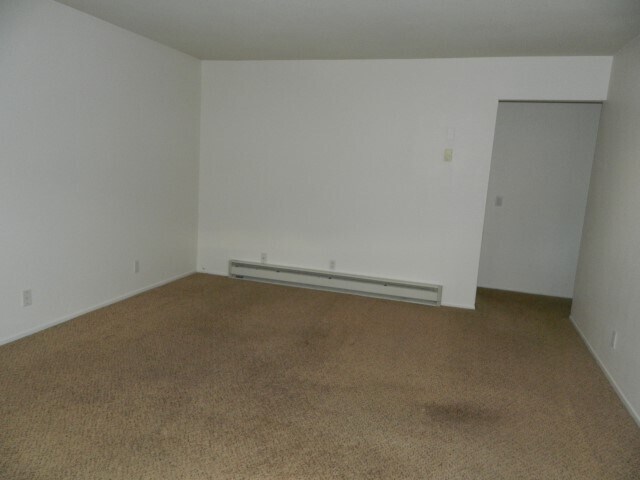 Building Photo - Two bedroom in town! Close to stores!
