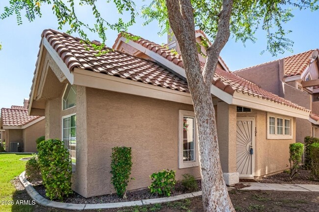 Building Photo - 1633 E Lakeside Dr