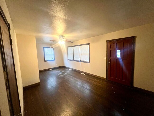 Building Photo - 2921 Appleton Ave