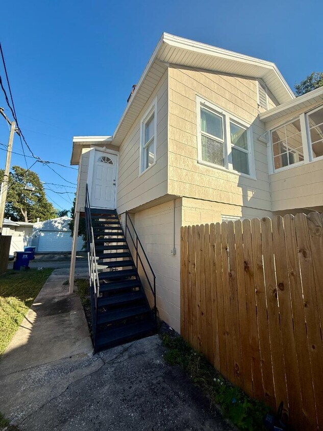 Foto principal - 1435 1/2 15th St N. - 1435 1/2 15th St N