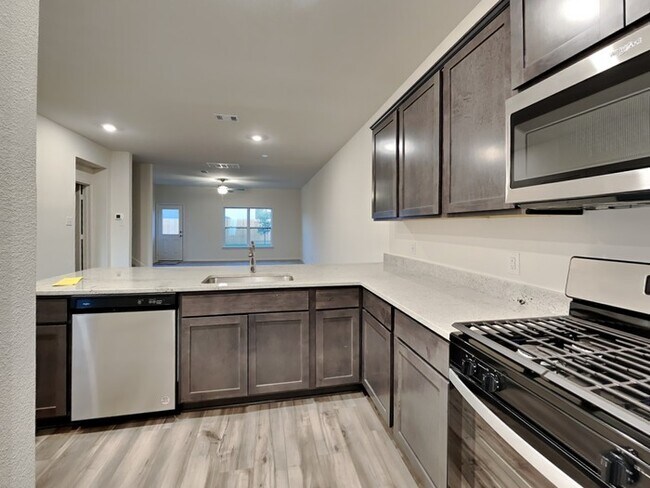 Building Photo - 5 bedroom Fort Worth dream!