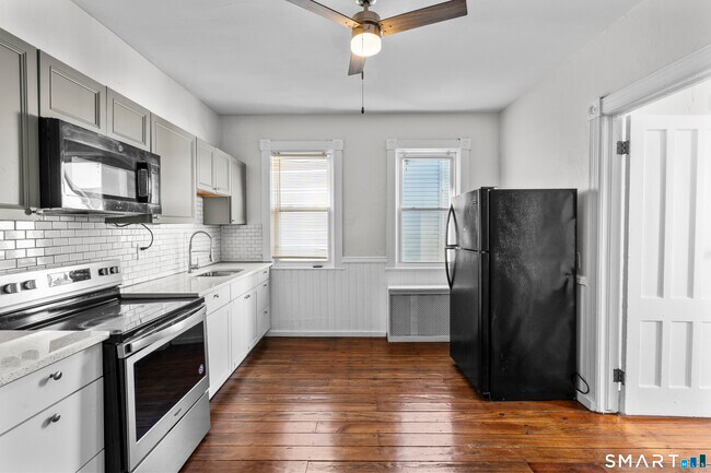Building Photo - 394 Gregory St