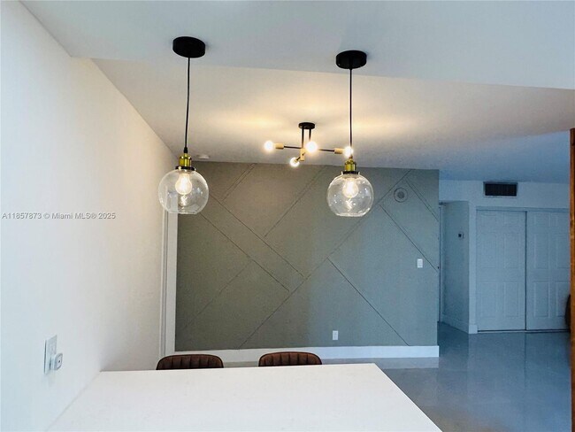 Foto del edificio - 17021 N Bay Rd