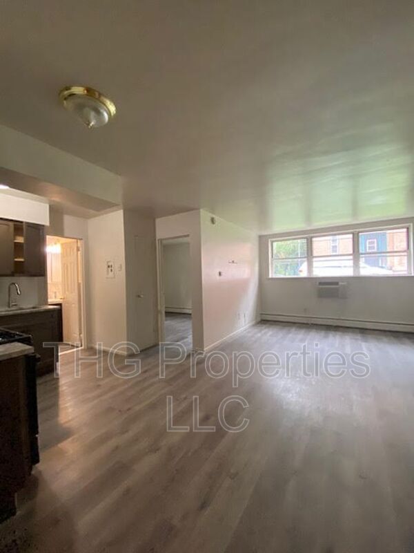 Building Photo - 315 W 8th St