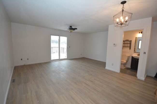 Building Photo - Beautiful Updated 2 Bedroom Available For ...