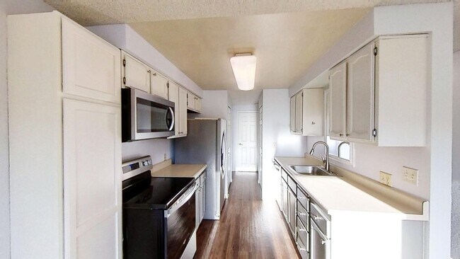 Building Photo - Open & spacious Beaverton duplex with fenc...