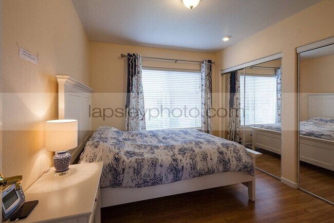 Building Photo - 499 Drake Ave