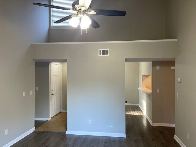 Foto del edificio - Charming Two Bedroom Condo Off Sharon Amity!