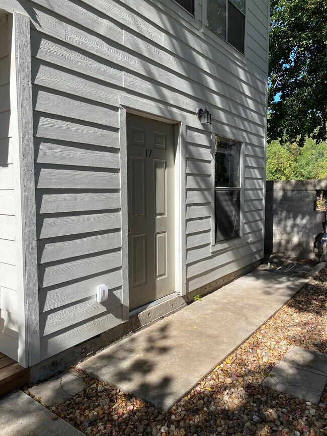 Building Photo - 725 S Carancahua St