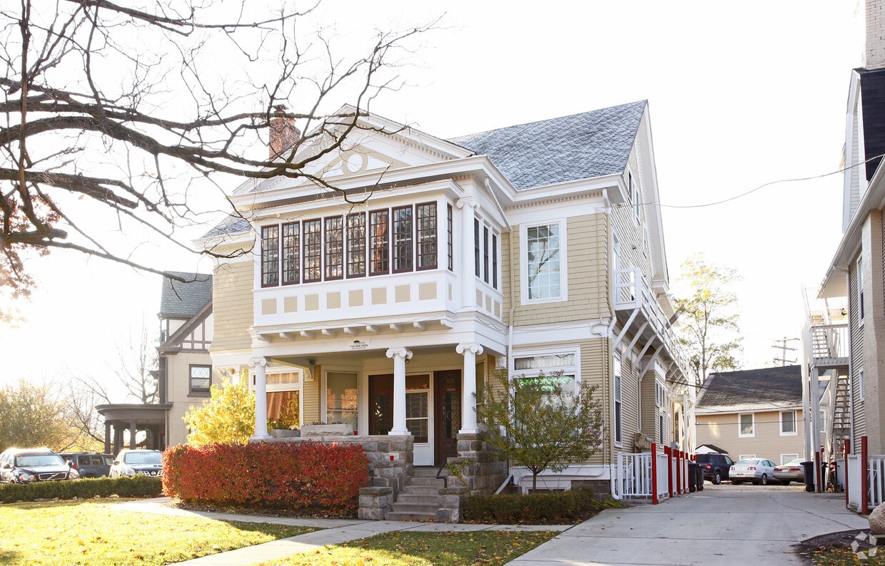 Primary Photo - 818-820 Hill St