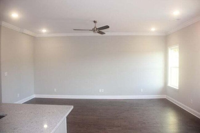 Building Photo - 539 NE Bellingham Dr