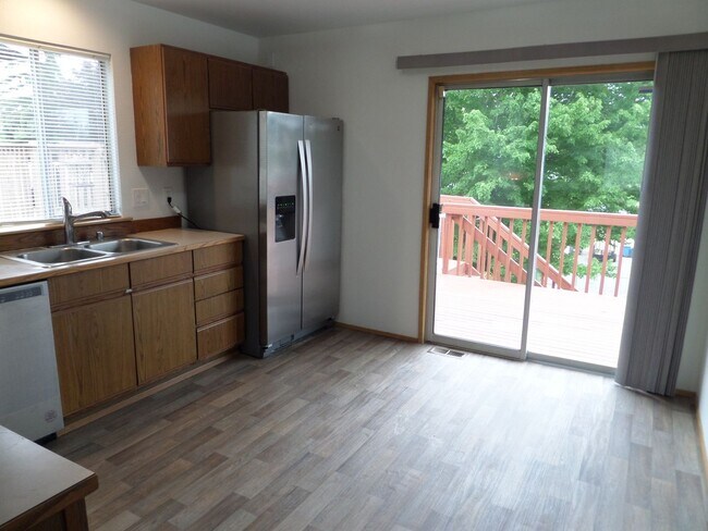 Building Photo - Great 3-Bedroom Duplex in North Tacoma - T...
