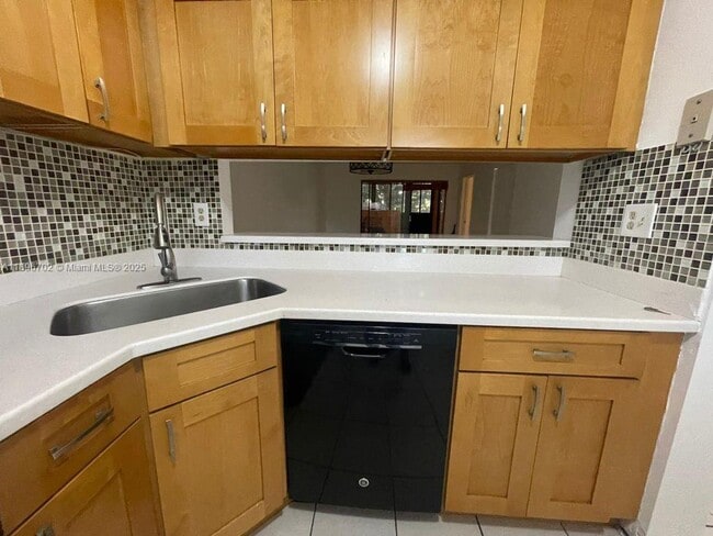 Foto del edificio - 3410 Foxcroft Rd