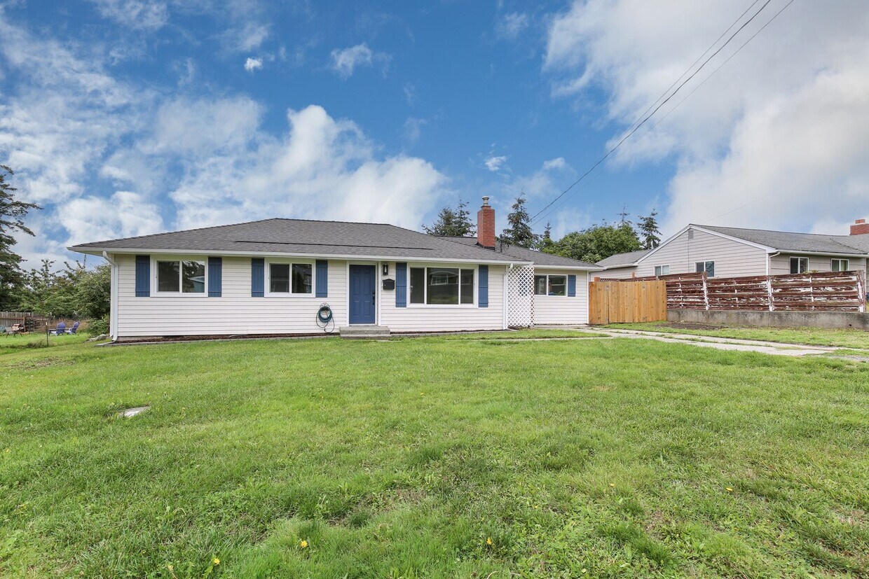 Primary Photo - **Comfortable Oak Harbor Rambler Available...