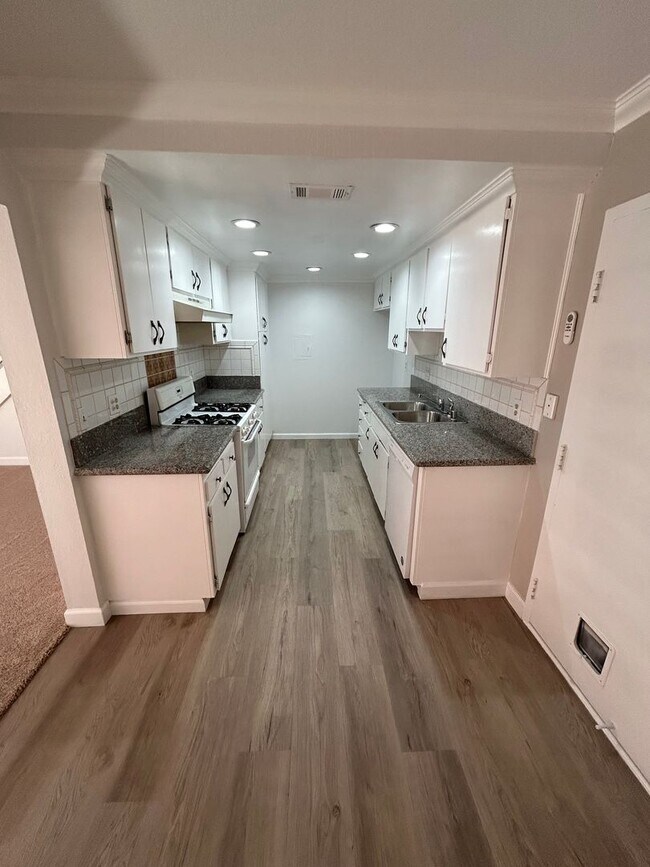 Foto del edificio - 2 story, 2 Bedroom, 1 bath condo for Rent - Move In Ready